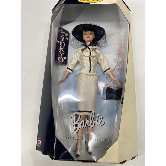 City Seasons Collectors Edition Spring in Tokyo Barbie - Picture 4 of 5
